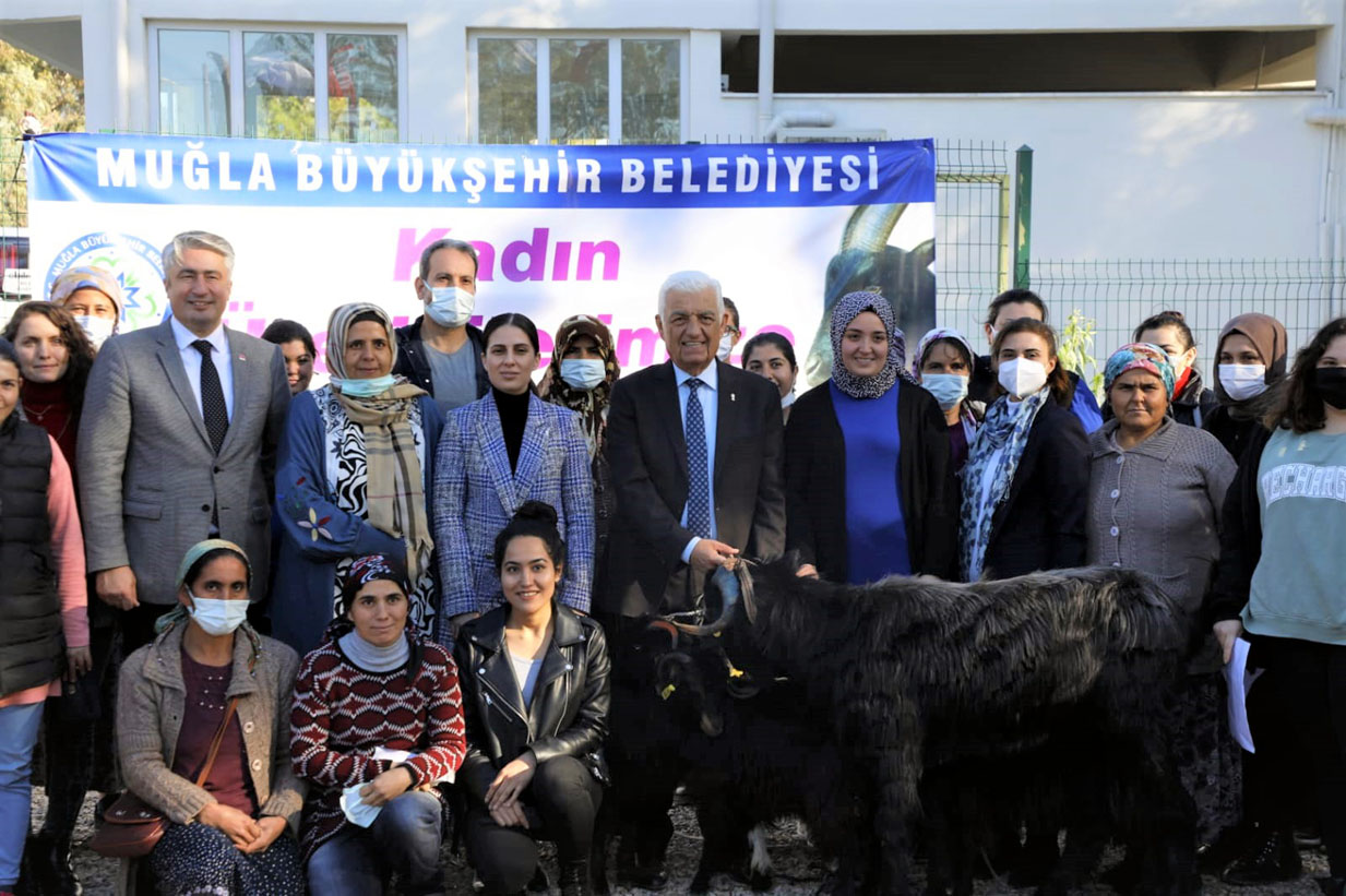 Ak Parti’li belediye Atatürk heykelini kaldırıyor!