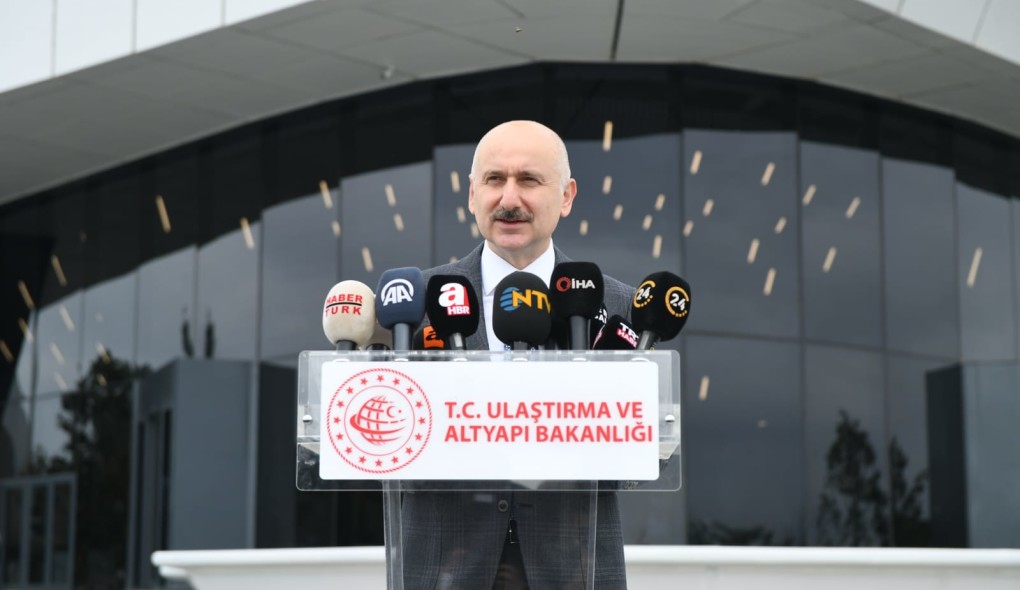 Bodrum sahiline izinsiz yapılan taş duvarın yıkımı gerçekleştirildi